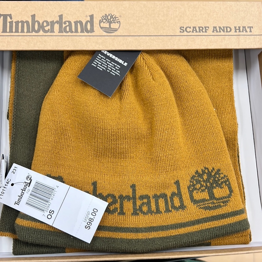 Men’s reversible Timberland beanie hat and scarf set. OS